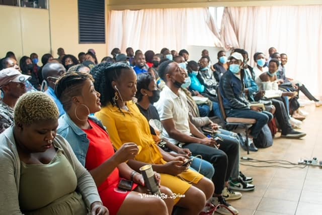 A full seminar room at a ZFA class