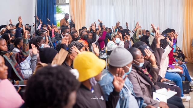 Students raising their hands during a ZFA seminar